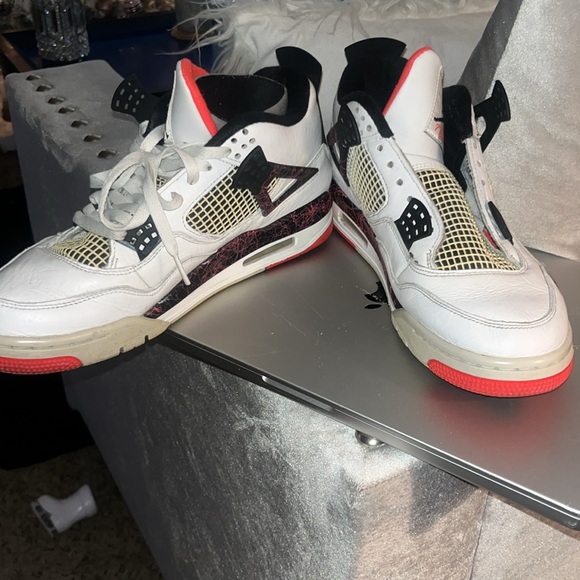 Air jordan 4 started yellowing on the net so I quit wearing these, 4 sale asap - Picture 6 of 6